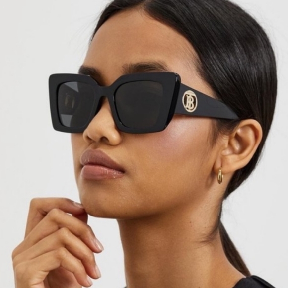 Burberry Daisy Square Oversized Sunglasses BE4344 Black Gold Logo - Picture 15 of 16